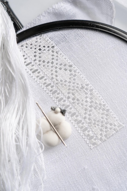 haftowany wzór na lnianej tkaninie